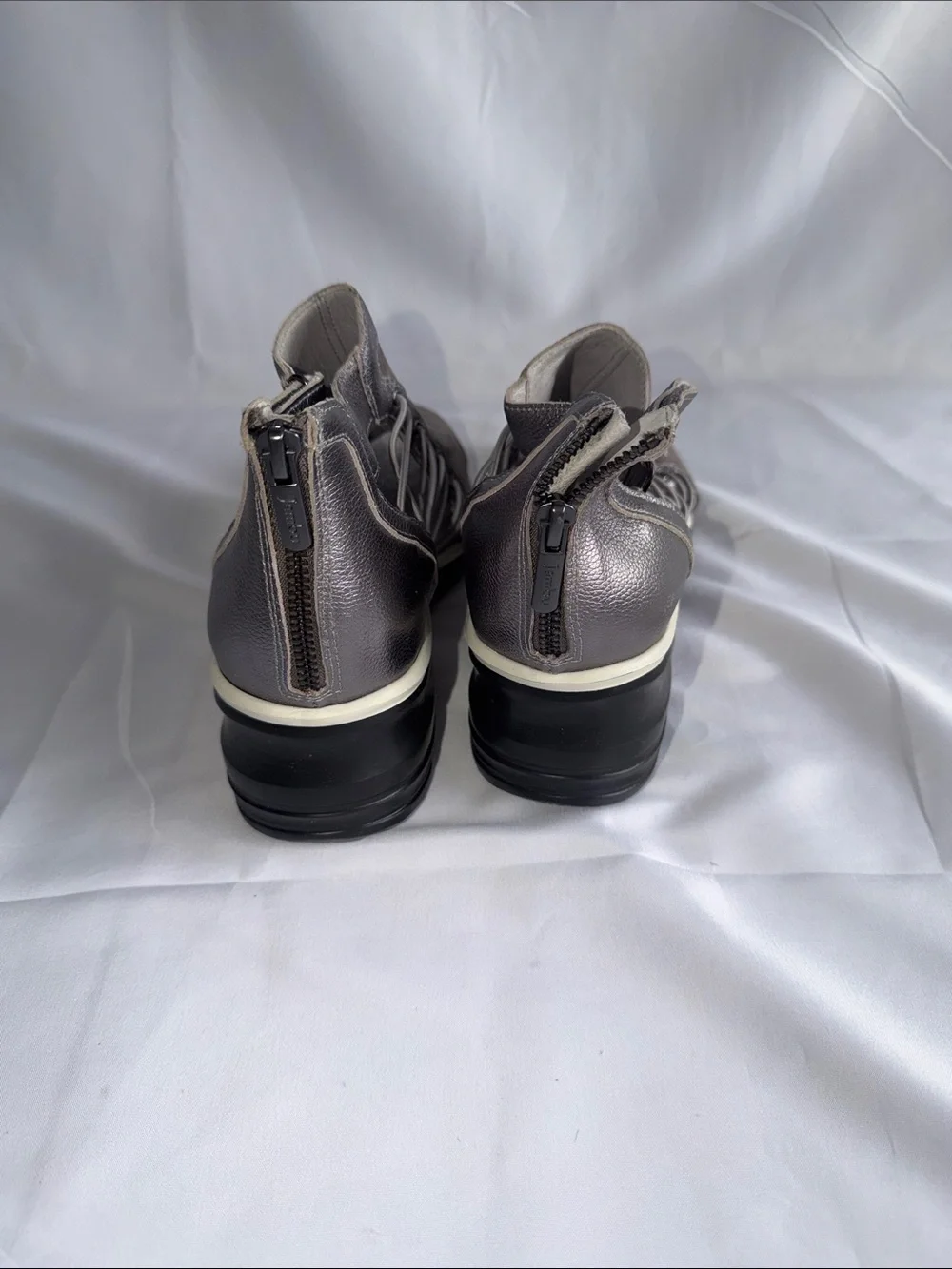 Jambu Naomi Grey Gunmetal Suede Corded Bungee Accent Wedge Ankle Boots NWT Sz 10